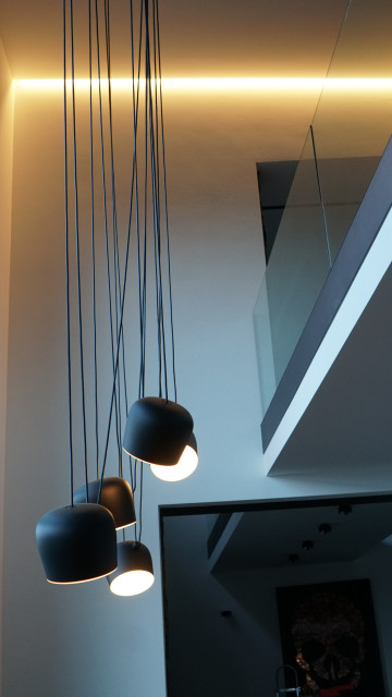 Kombination von Linear- und Punktleuchten modern-living-room
