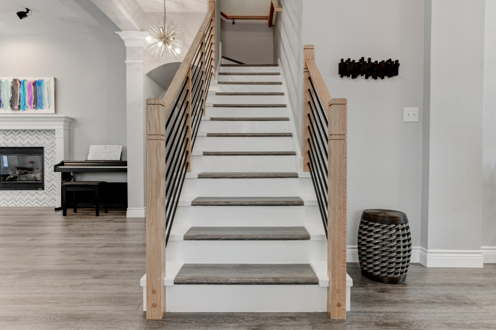 На фото: п-образная бетонная лестница среднего размера в стиле неоклассика (современная классика) с деревянными ступенями и деревянными перилами