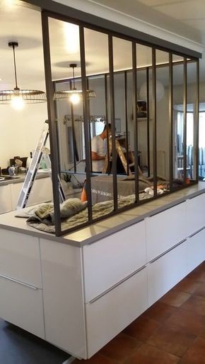 Pose d'une cuisine avec vérriere