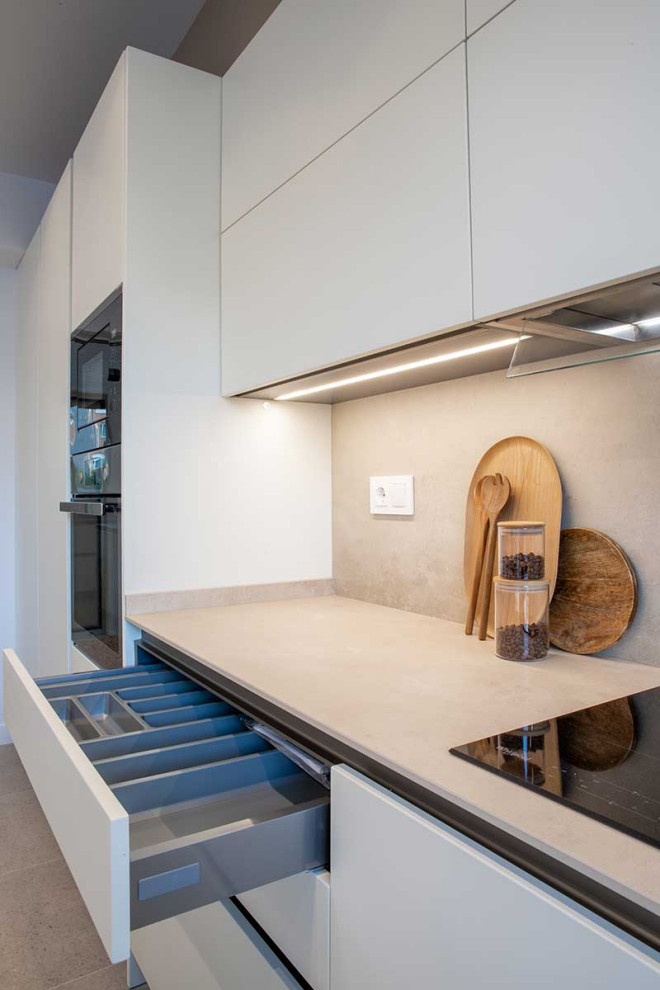 Идея дизайна: кухня в стиле модернизм с обеденным столом, плоскими фасадами и островом