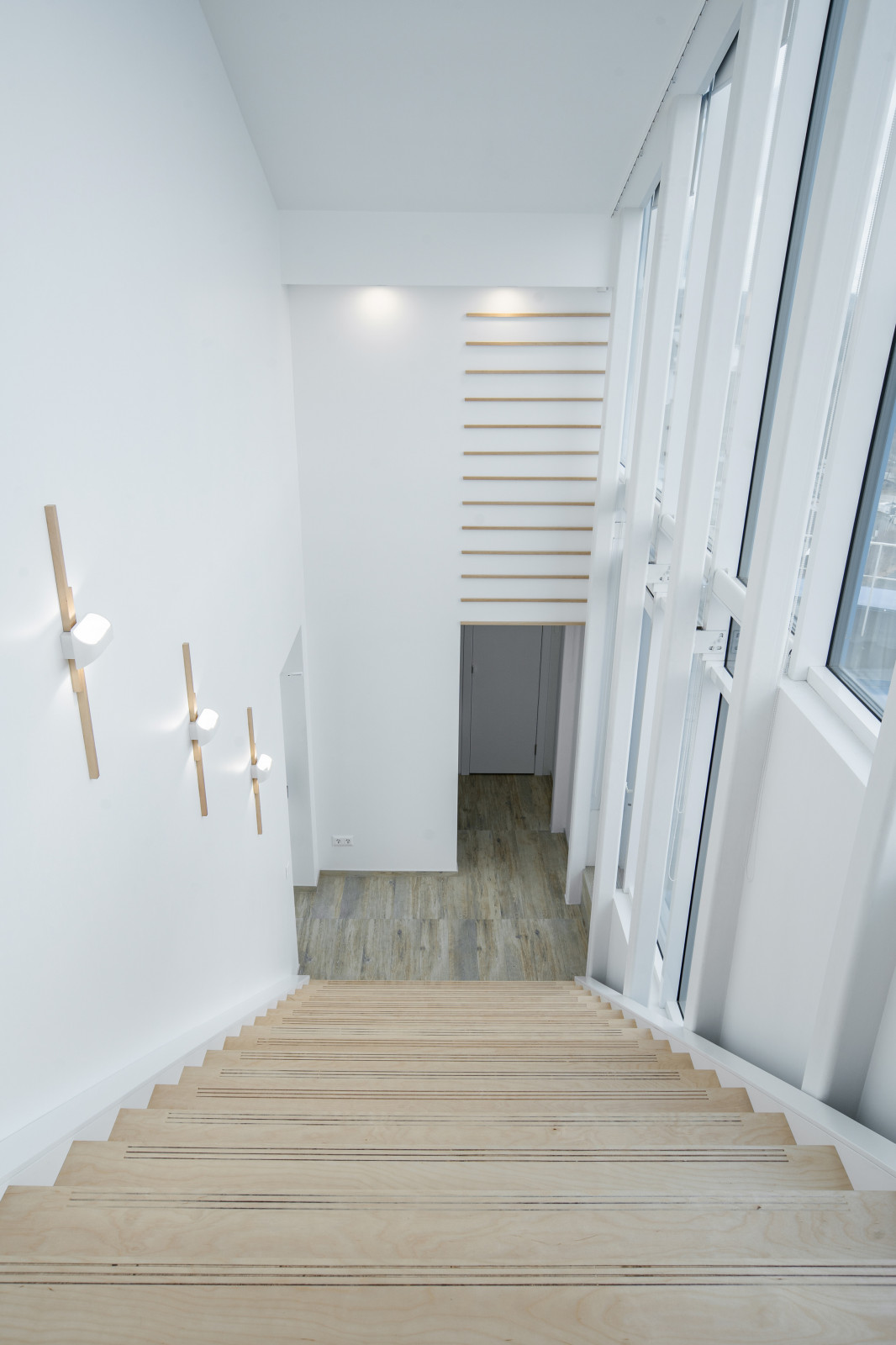 Вид с лестницы на прихожую