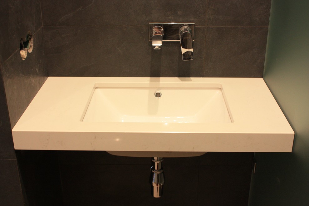 Подвесная столешница в ванную из кварцевого агломерата Caesarstone т.20мм