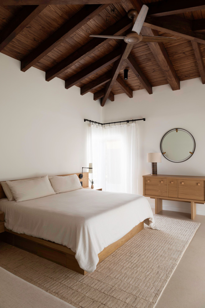 На фото: большая хозяйская спальня в стиле модернизм с бежевыми стенами, мраморным полом, бежевым полом и деревянным потолком