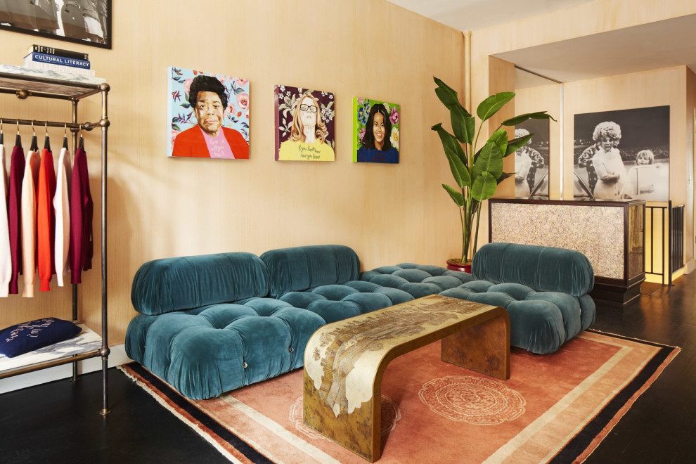 На фото: парадная, открытая гостиная комната среднего размера в стиле фьюжн с розовыми стенами, бетонным полом и черным полом с
