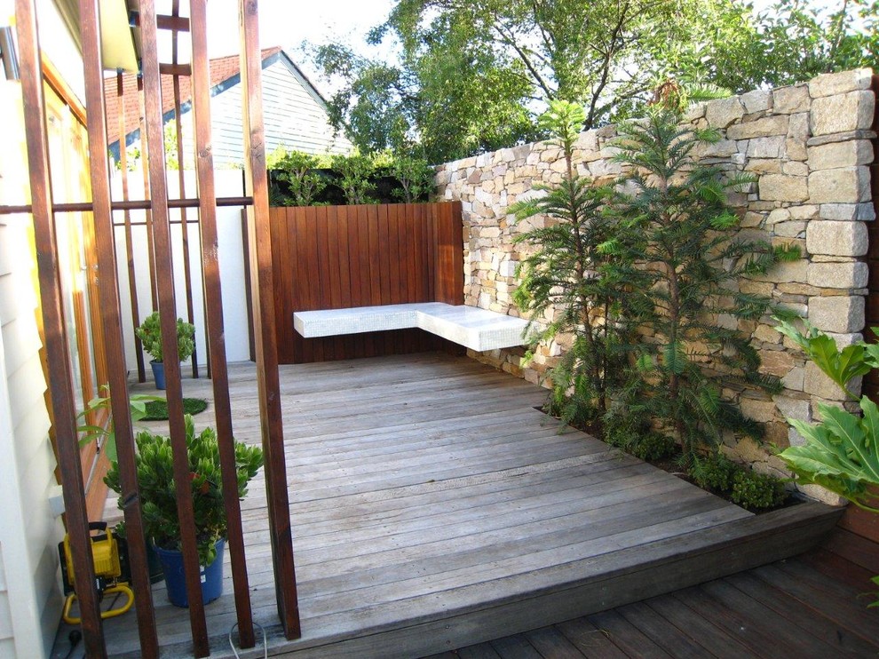 Contemporary garden in Melbourne with decking.