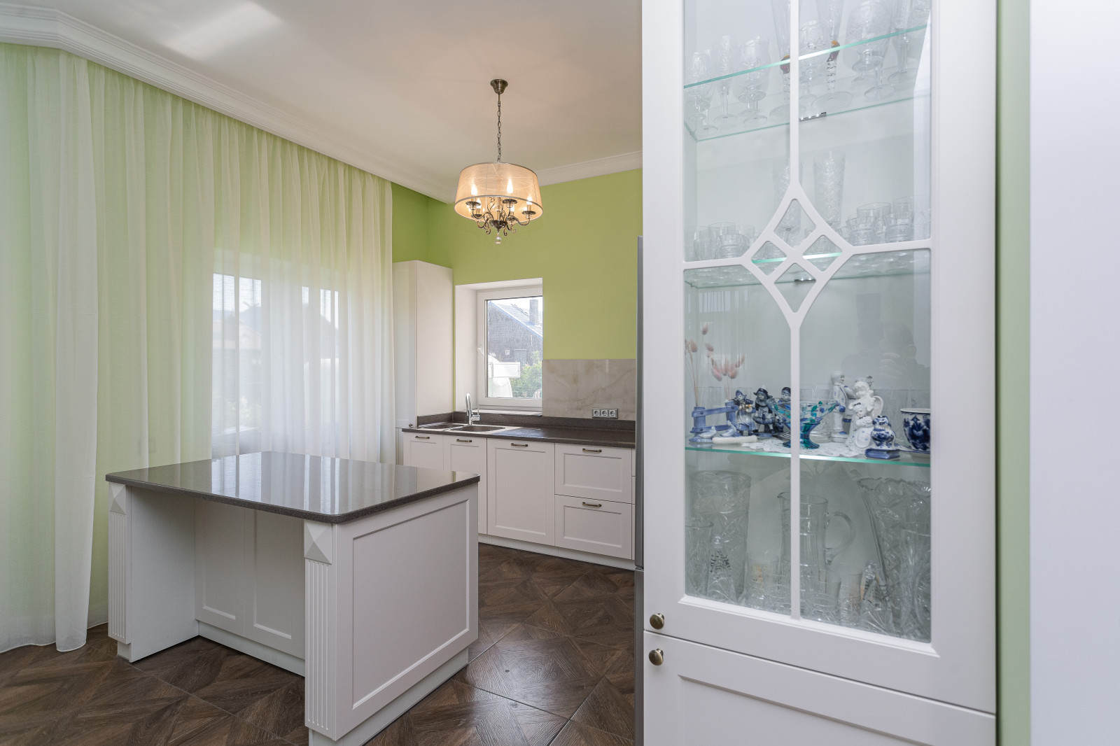 Кухня с островом и каменной столешницей