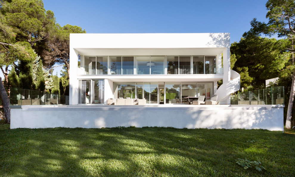 Foto de fachada de casa blanca moderna de dos plantas con tejado plano