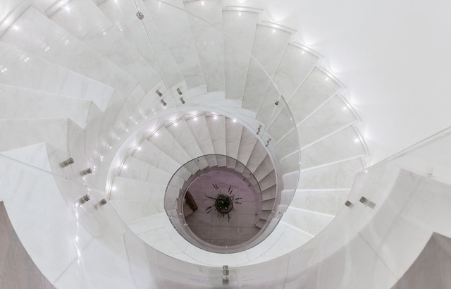 ABSOLUTE WHITE contemporaneo-escalera