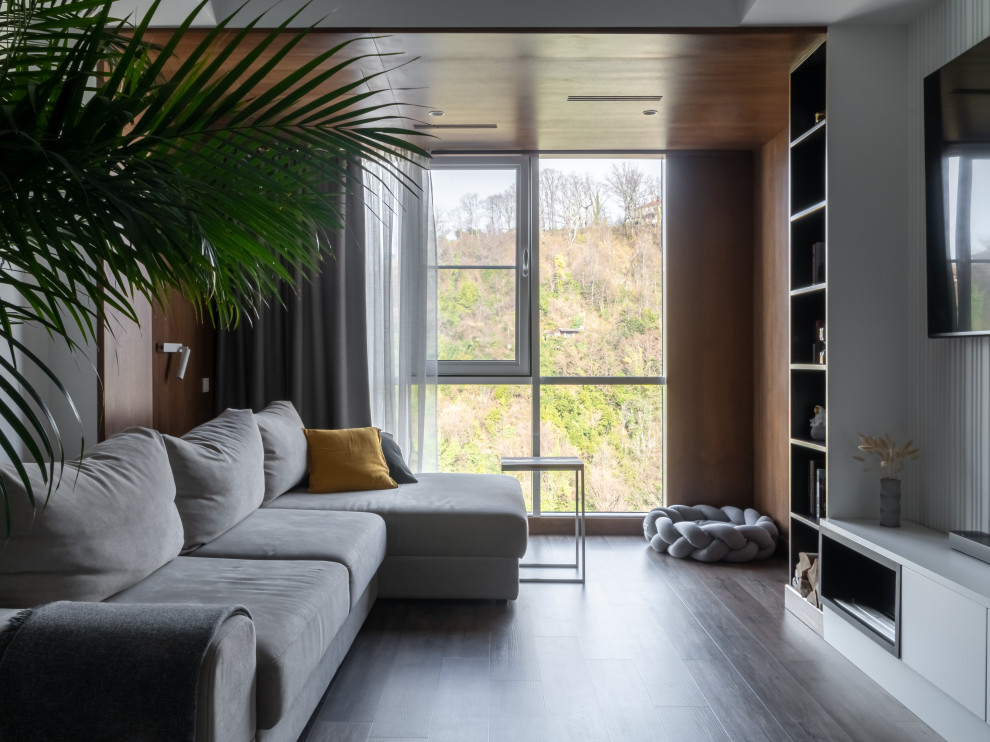 Источник вдохновения для домашнего уюта: гостиная комната среднего размера в современном стиле с белыми стенами, полом из ламината, горизонтальным камином и телевизором на стене