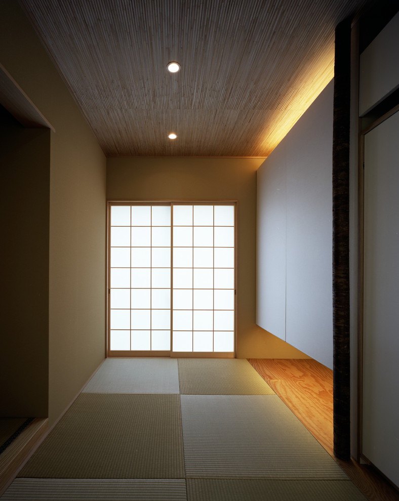Idées déco pour une chambre d'amis asiatique de taille moyenne avec un mur beige, un sol de tatami, aucune cheminée, un manteau de cheminée en plâtre et un sol beige.