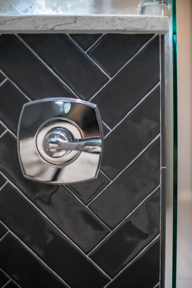 Example of a transitional home design design in Seattle