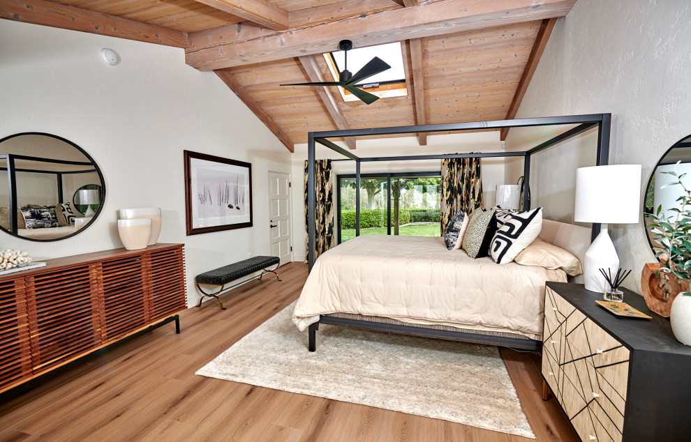 Idée de décoration pour une grande chambre parentale tradition avec un mur blanc, un sol en bois brun, un sol marron et un plafond en bois.