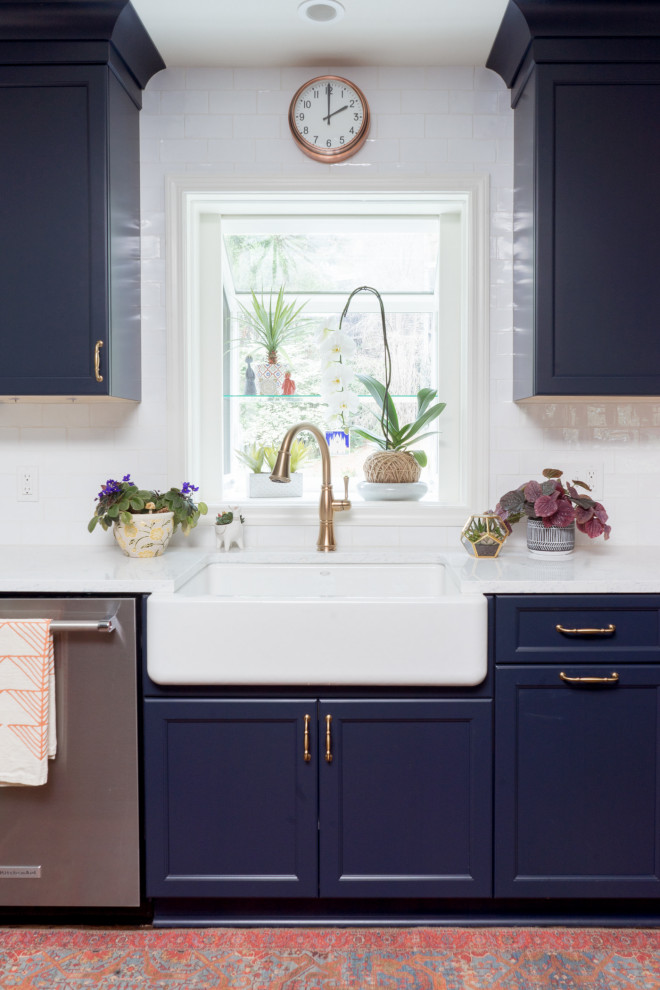 アトランタにある高級な小さなエクレクティックスタイルのおしゃれなキッチン (エプロンフロントシンク、シェーカースタイル扉のキャビネット、青いキャビネット、クオーツストーンカウンター、青いキッチンパネル、セラミックタイルのキッチンパネル、シルバーの調理設備、無垢フローリング、茶色い床、青いキッチンカウンター) の写真
