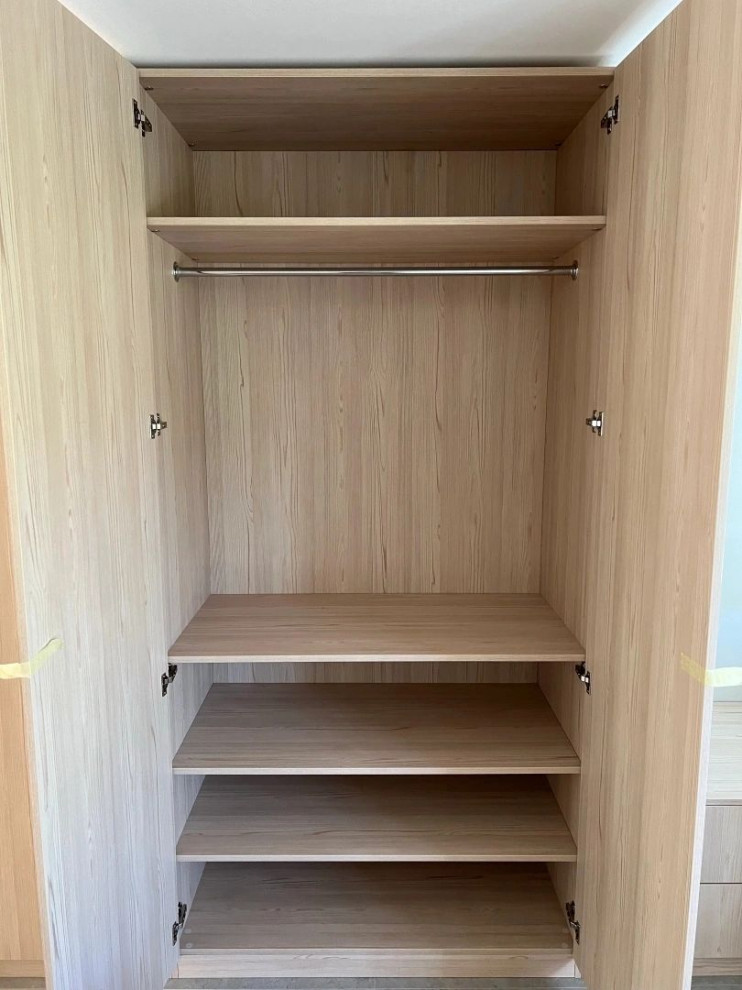 Простой шпонированный шкаф