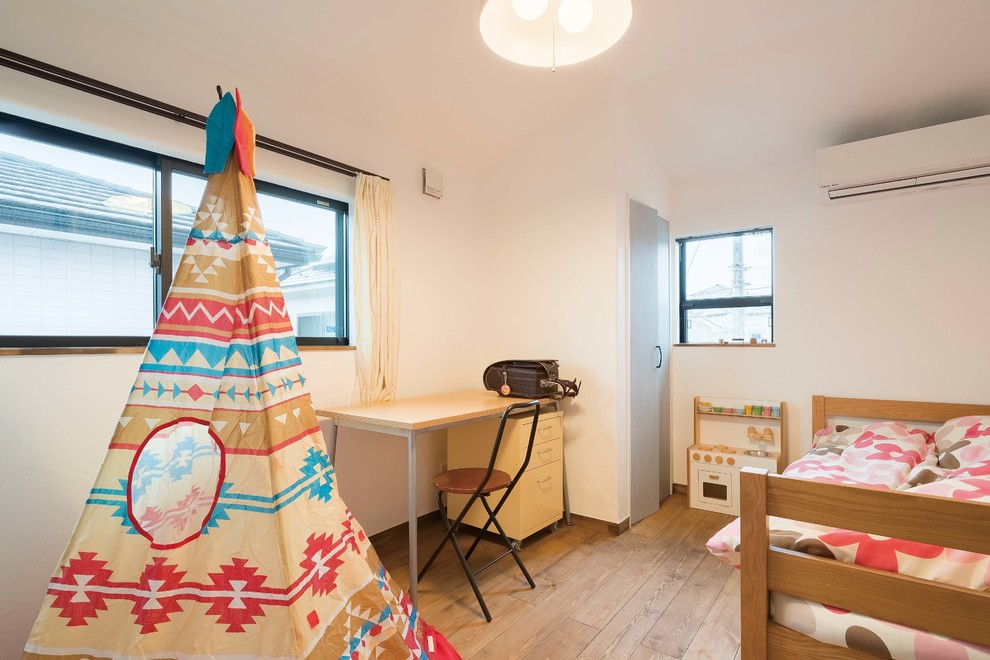 Design ideas for a contemporary kids' room in Tokyo Suburbs.