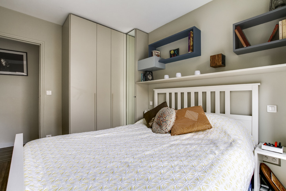 Photo of a mid-sized contemporary master bedroom in Paris with beige walls and vinyl floors.