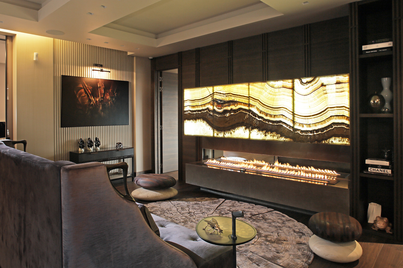 Телевизор в стене из натурального камня