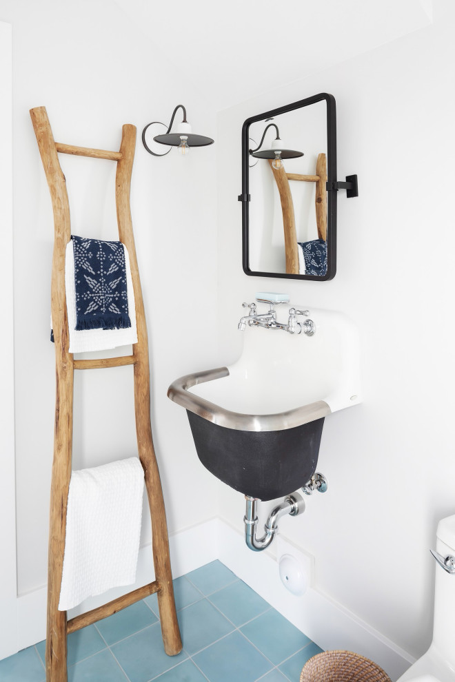Cette photo montre un petit WC et toilettes nature avec WC séparés, un carrelage blanc, des carreaux de céramique, un mur blanc, un sol en carrelage de céramique, un lavabo suspendu et un sol bleu.