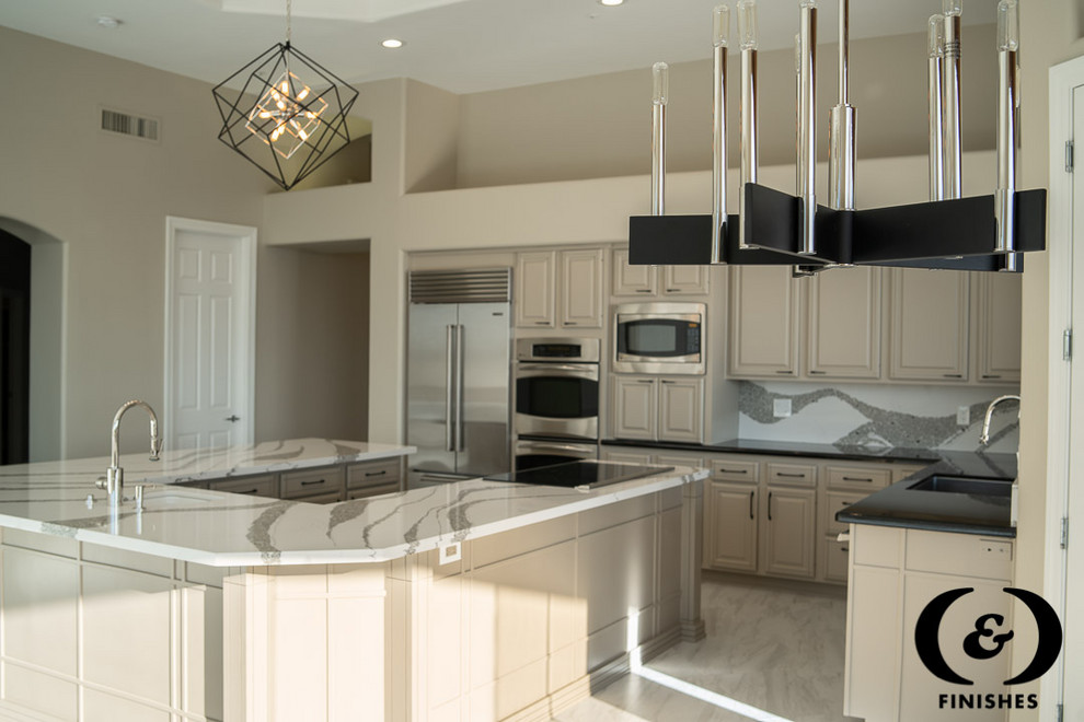 Transitional home design photo in Phoenix