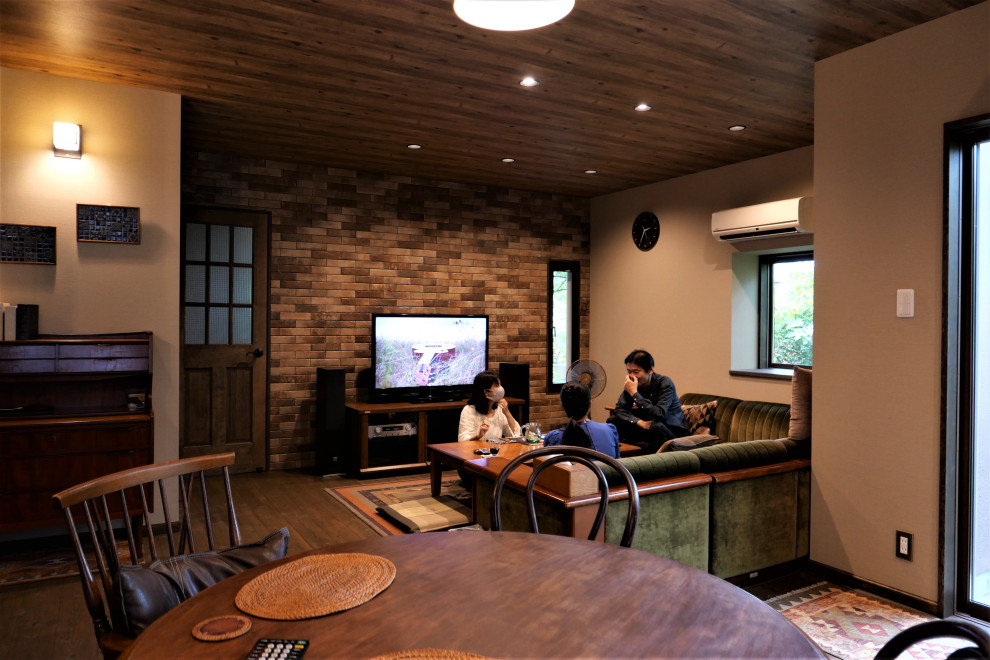 Idéer för ett mellanstort allrum med öppen planlösning, med bruna väggar, mörkt trägolv, en fristående TV och brunt golv