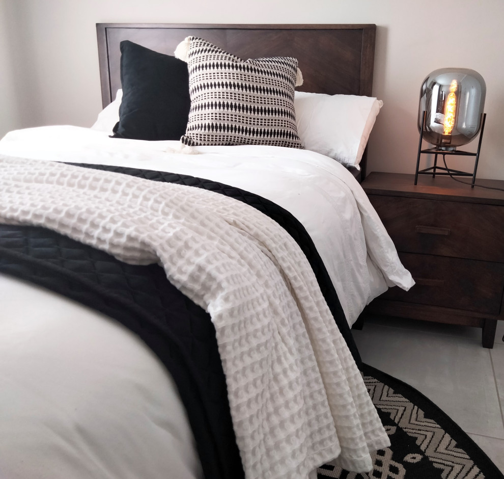 Idéer för ett litet modernt sovrum, med beige väggar, klinkergolv i keramik och vitt golv