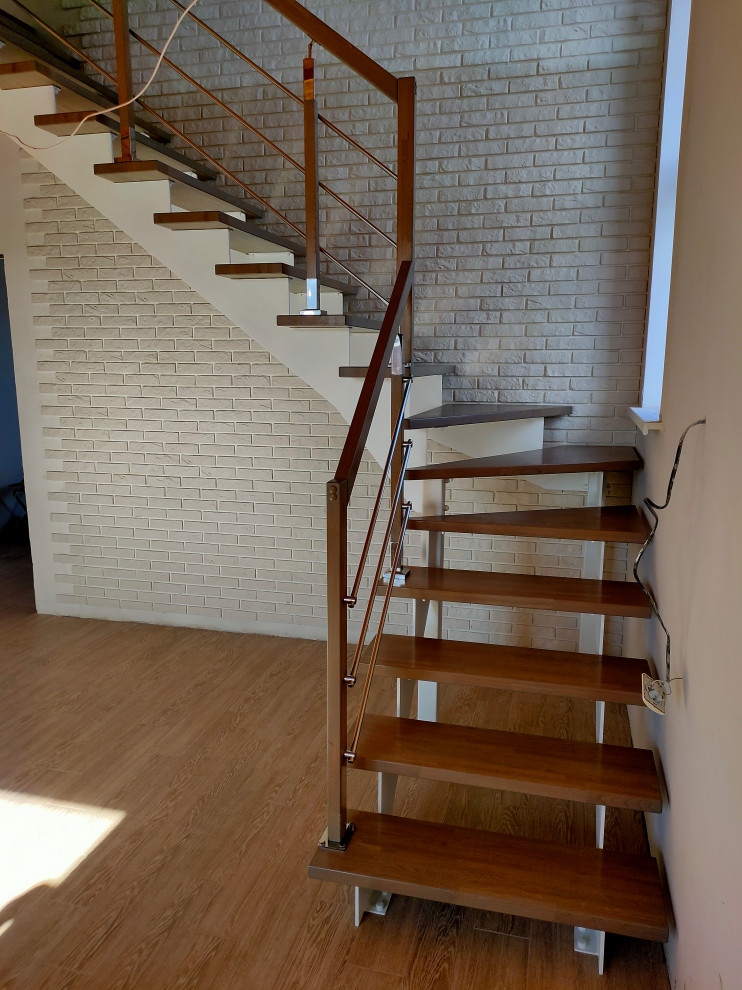 Лестница на "косоурах" с дубовыми ступенями