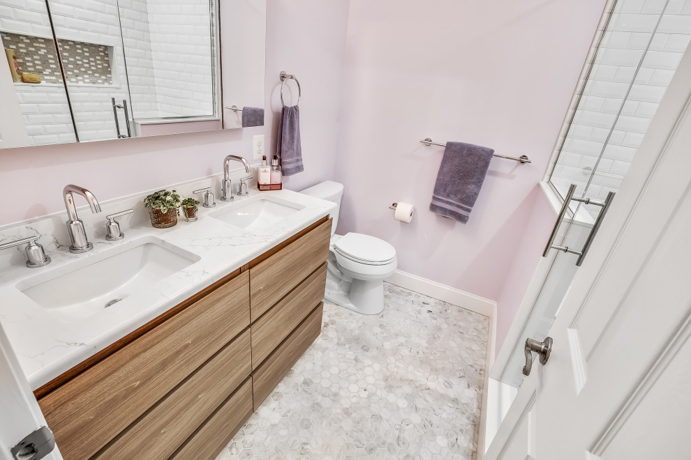 На фото: маленькая детская ванная комната в стиле неоклассика (современная классика) с плоскими фасадами, светлыми деревянными фасадами, душем без бортиков, раздельным унитазом, белой плиткой, керамогранитной плиткой, фиолетовыми стенами, мраморным полом, врезной раковиной, столешницей из искусственного кварца, серым полом, душем с распашными дверями, белой столешницей, нишей, тумбой под две раковины и напольной тумбой для на участке и в саду с