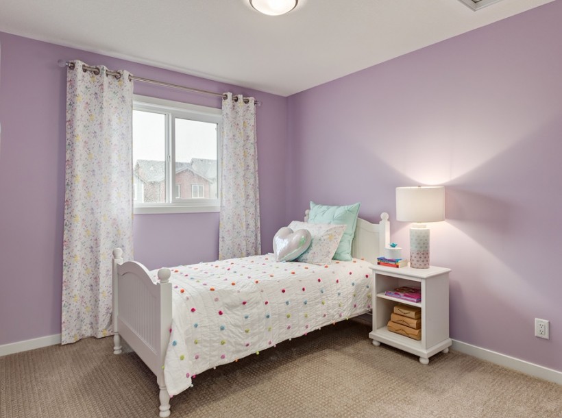 Идея дизайна: гостевая спальня среднего размера, (комната для гостей) в современном стиле с фиолетовыми стенами, ковровым покрытием и бежевым полом