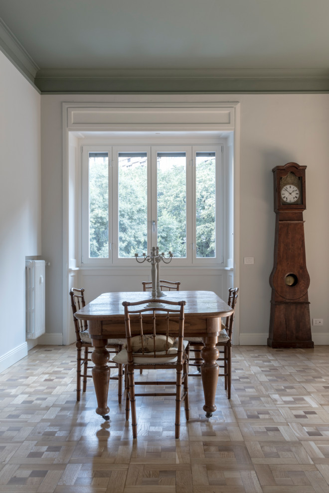 Ispirazione per una grande sala da pranzo aperta verso il soggiorno tradizionale con pareti bianche, pavimento in legno massello medio e pavimento beige