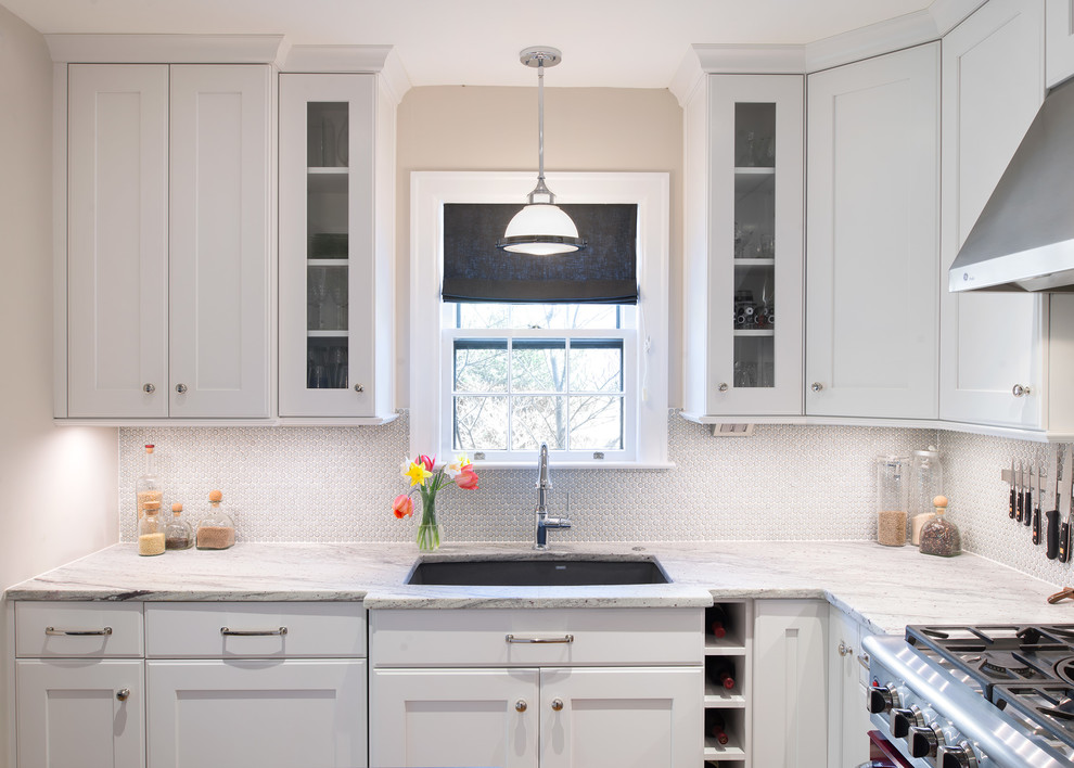 This is an example of a mid-sized transitional u-shaped eat-in kitchen in Other with an undermount sink, shaker cabinets, white cabinets, granite benchtops, grey splashback, mosaic tile splashback, coloured appliances, medium hardwood floors and with island.