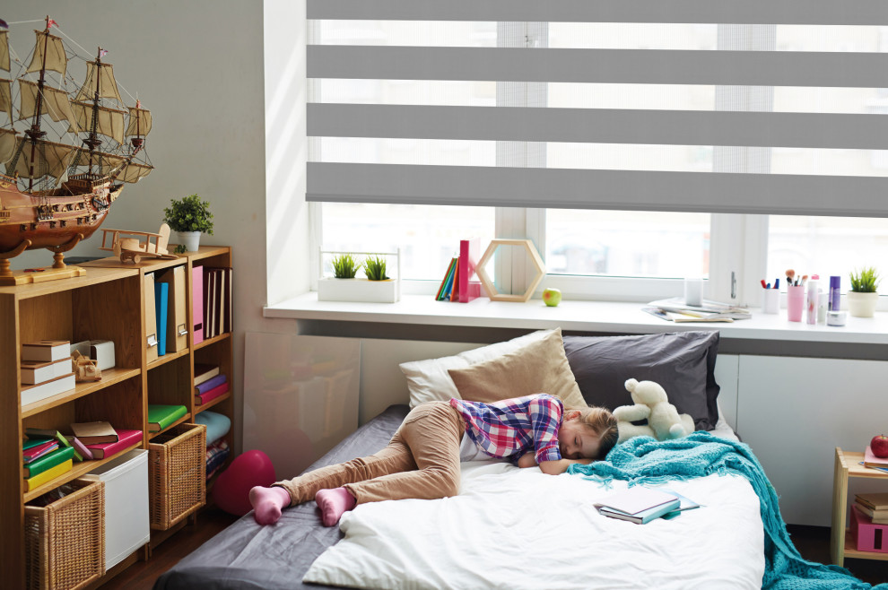 Cette image montre une chambre d'enfant de 4 à 10 ans minimaliste de taille moyenne avec un mur blanc, parquet foncé et un sol marron.