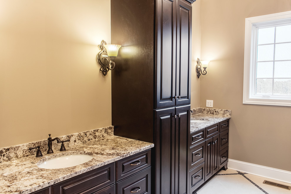 Example of a mountain style home design design in Columbus