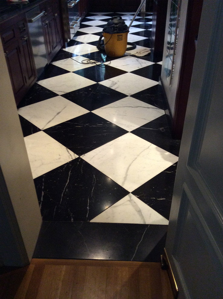 Example of a classic home design design in Los Angeles