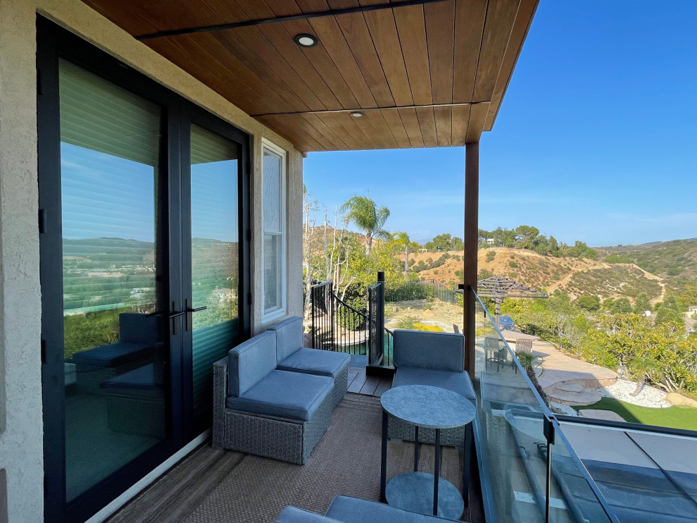 Mittelgroßer Eklektischer Balkon mit Sichtschutz und Glasgeländer in Los Angeles