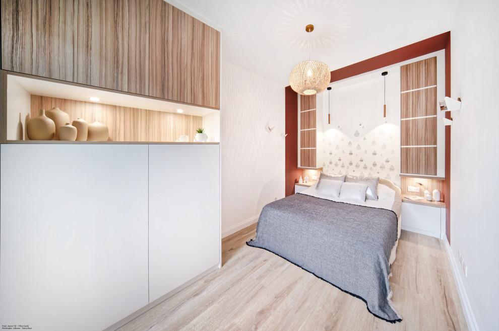Идея дизайна: маленькая хозяйская спальня в белых тонах с отделкой деревом в современном стиле с красными стенами, полом из линолеума и бежевым полом без камина для на участке и в саду