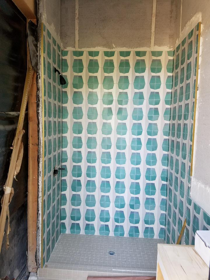 Mittelgroßes Modernes Badezimmer En Suite mit Duschnische, blauen Fliesen, Keramikfliesen, Zementfliesen für Boden, grauem Boden, Falttür-Duschabtrennung und eingebautem Waschtisch in Los Angeles