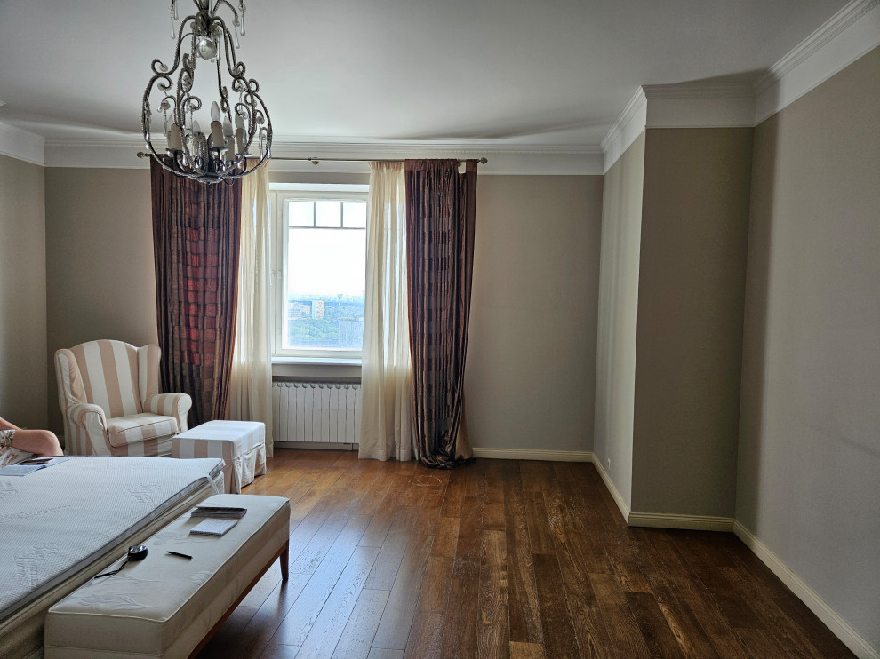 Москва. Декорирование спальни с намеком на колониальный стиль.