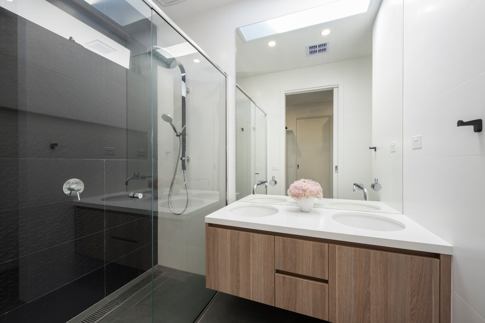 Photo of a contemporary bathroom in Melbourne.