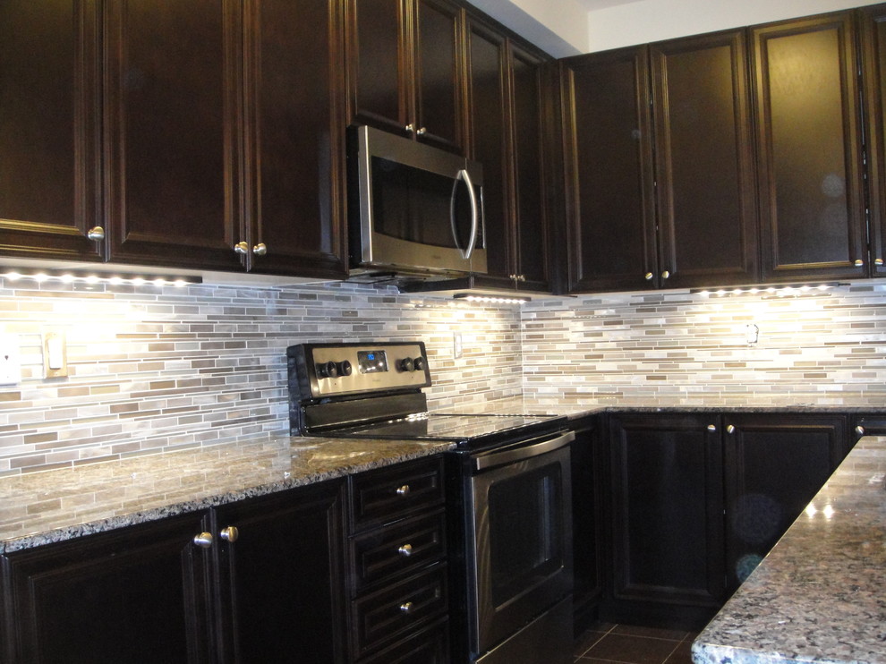 Example of a minimalist home design design in Toronto