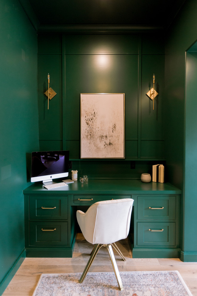 Ispirazione per un ufficio con pareti verdi e scrivania incassata