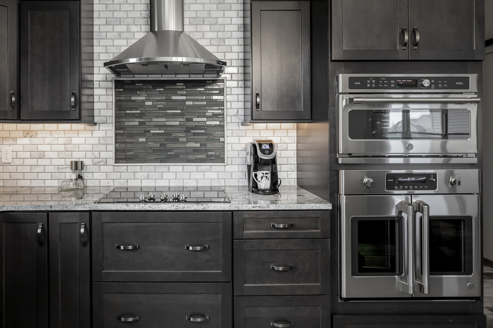 Eat-in kitchen - mid-sized transitional l-shaped ceramic tile and multicolored floor eat-in kitchen idea with an undermount sink, shaker cabinets, medium tone wood cabinets, quartz countertops, white backsplash, marble backsplash, stainless steel appliances, an island and white countertops