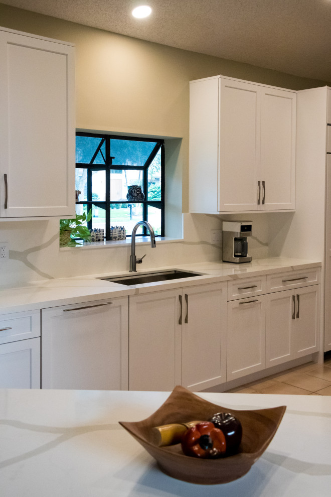 Example of a transitional home design design in Miami