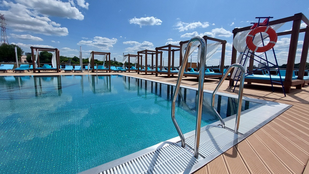 Бассейн на Северном речном вокзале. Пляж-ресторан "Речной"