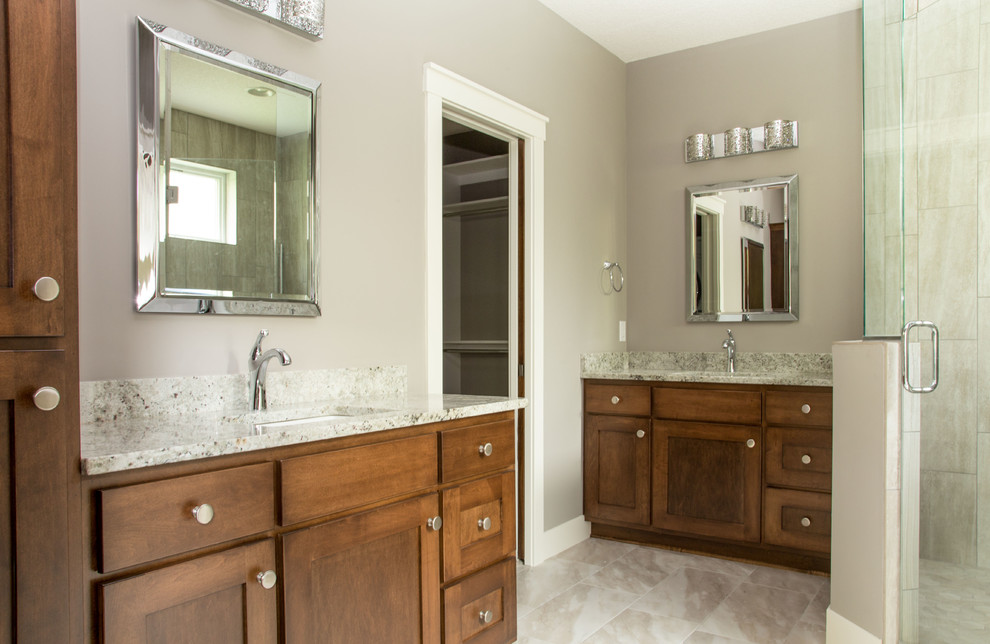 Example of a transitional home design design in Minneapolis