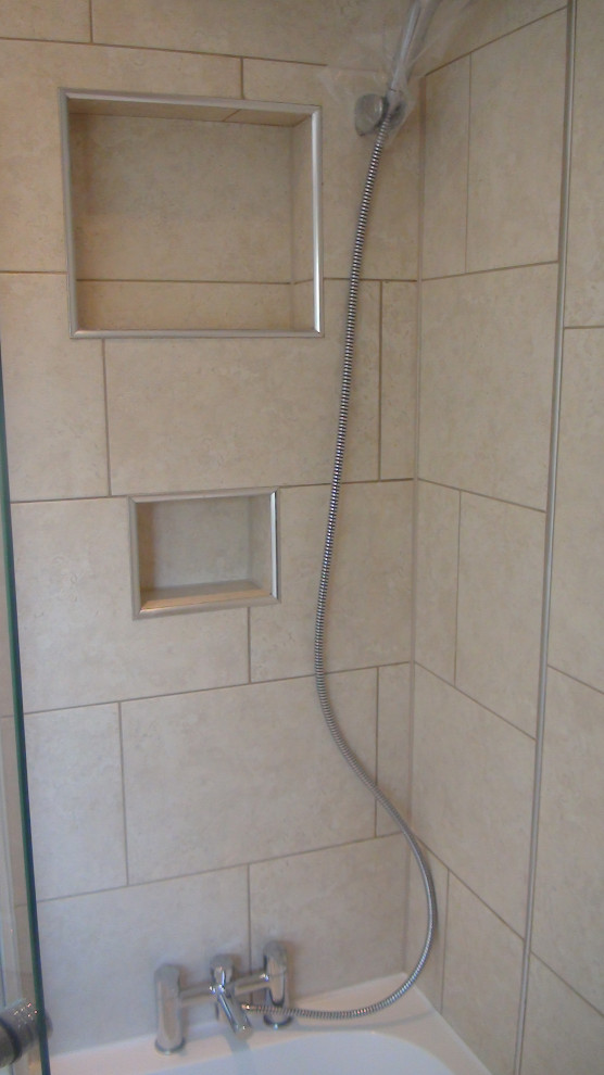 Foto på ett mellanstort funkis badrum för barn, med släta luckor, vita skåp, en dusch/badkar-kombination, porslinskakel, klinkergolv i porslin, brunt golv och dusch med gångjärnsdörr