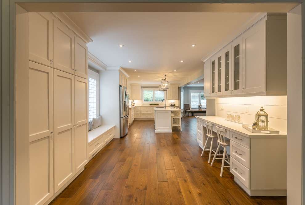 Transitional kitchen photo in Toronto