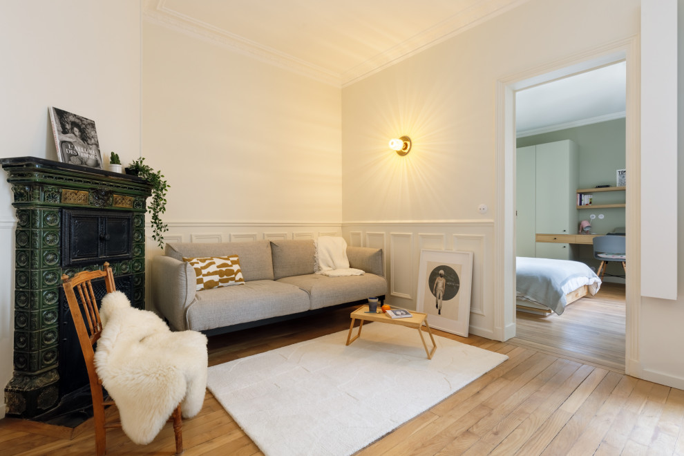 Idées déco pour un salon blanc et bois scandinave de taille moyenne et ouvert avec un mur blanc, aucun téléviseur, un sol marron, boiseries et éclairage.