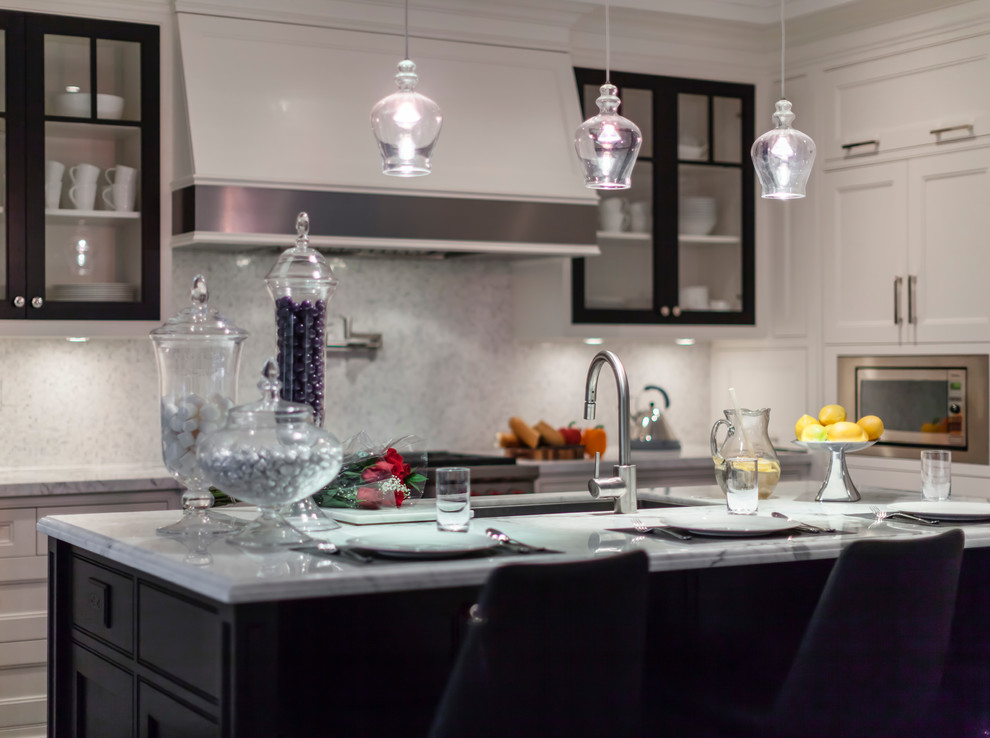 Kitchen - transitional kitchen idea in Toronto