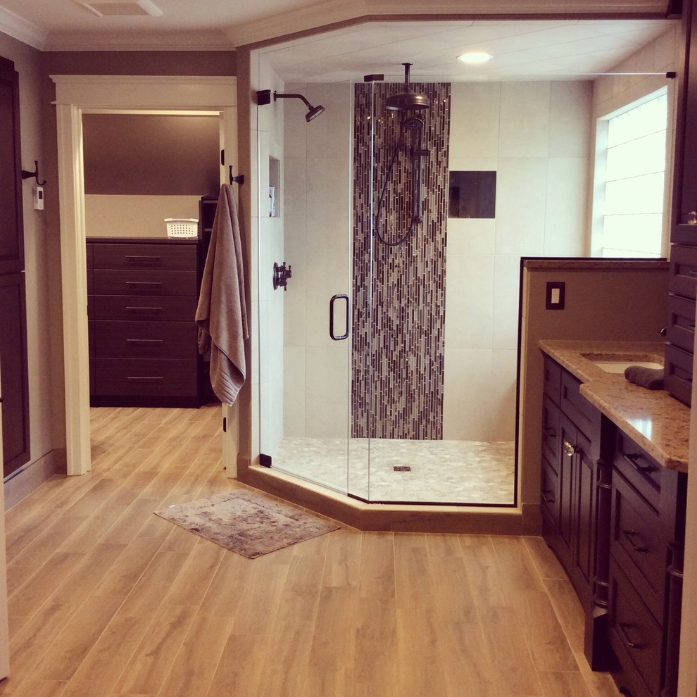 Transitional bathroom photo in Detroit