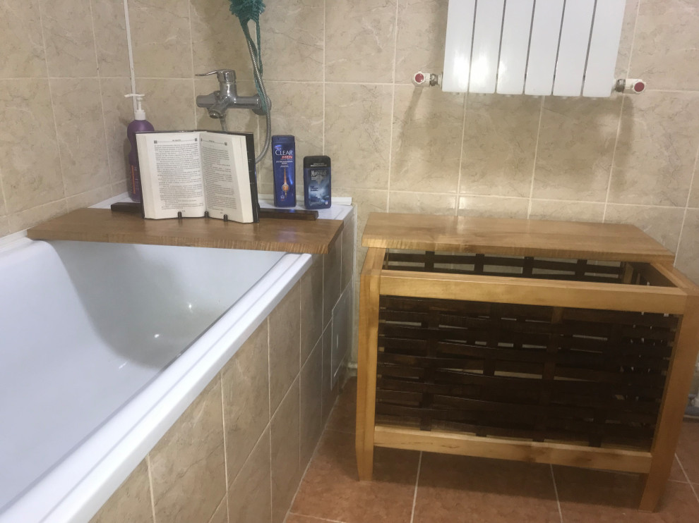 Корзина в ванную для белья. С полкой для книги и не только.